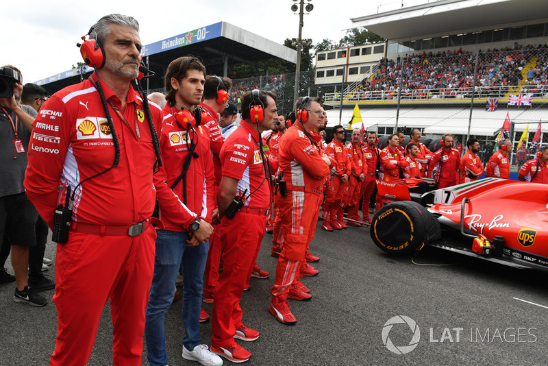 Maurizio Arrivabene, Ferrari Team Principal and Antonio Giovinazzi, Ferrari on the grid