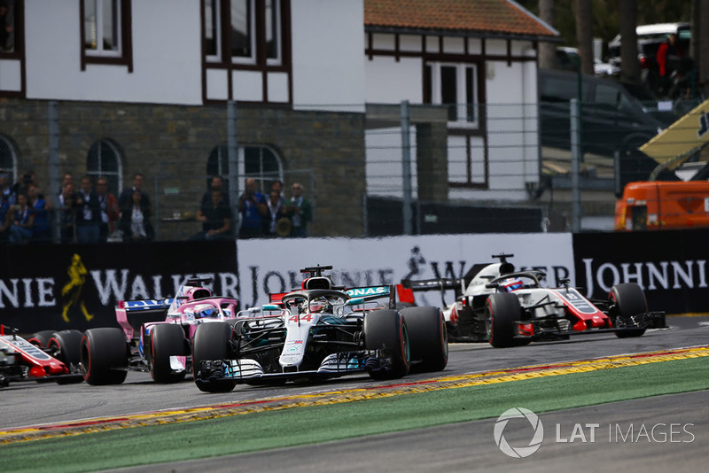 Lewis Hamilton, Mercedes AMG F1 W09, ; Sebastian Vettel, Ferrari SF71H, Sergio Perez, Racing Point Force India VJM11, Esteban Ocon, Racing Point Force India VJM1, and Romain Grosjean, Haas F1 Team VF-18, en la salida
