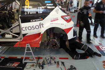 Meccanici Toyota Gazoo Racing al lavoro sulla Toyota Yaris WRC di Esapekka Lappi, Janne Ferm