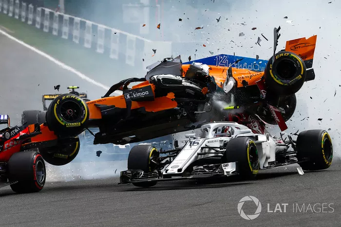Charles Leclerc, Sauber C37, Fernando Alonso, McLaren MCL33 
