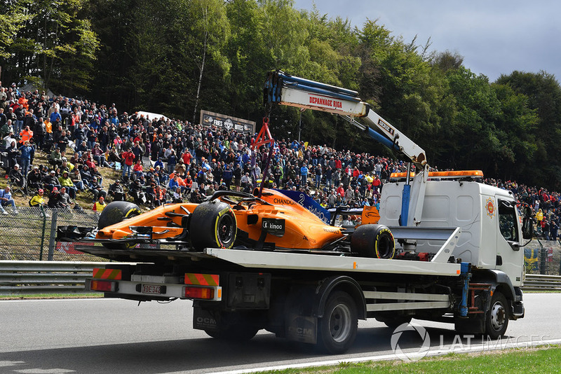 The car of Stoffel Vandoorne, McLaren MCL33 is recovered in FP3