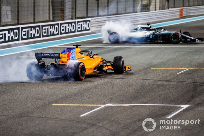 Fernando Alonso, McLaren MCL33, y Lewis Hamilton, Mercedes AMG F1 W09 EQ Power +, realizan donuts después de la carrera