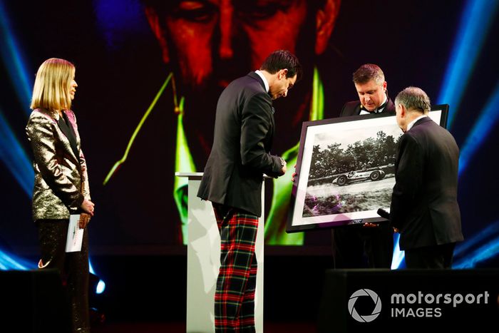 A Toto Wolff le otorgan una foto con el auto Mercedes de gp