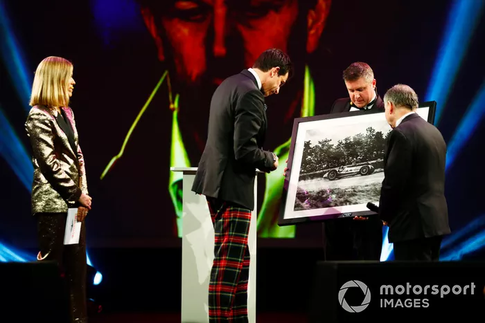 A Toto Wolff le otorgan una foto con el auto Mercedes de gp