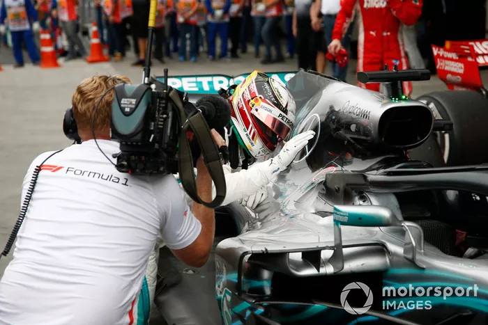 Ganador de la carrera Lewis Hamilton, Mercedes-AMG F1 W09 EQ Power+ celebra