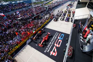 Max Verstappen, Red Bull Racing, Kimi Raikkonen, Ferrari, et Lewis Hamilton, Mercedes AMG F1, sur le podium