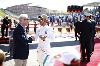 John Malone, voorzitter Liberty Media, met Lewis Hamilton, Mercedes AMG F1, op de grid