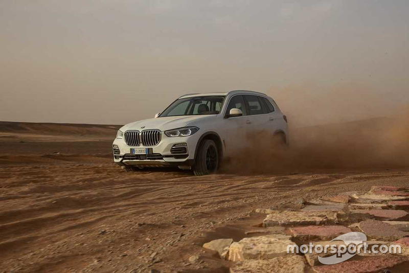 BMW X5 sur le circuit de Monza recréé dans le désert