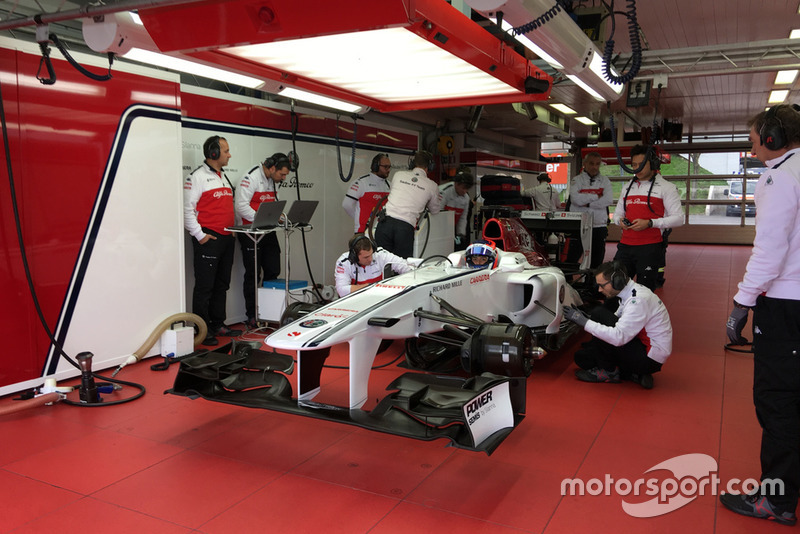 La piloto colombiana de carreras Tatiana Calderón en la prueba con el Sauber F1 C32