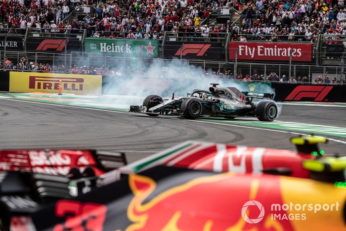 Lewis Hamilton, Mercedes AMG F1 W09 EQ Power+, celebra con donuts su título de campeón