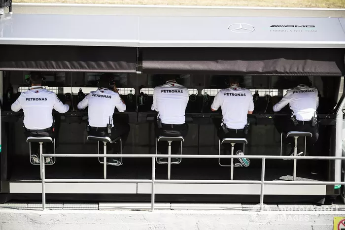 El equipo de Mercedes en el pit wall