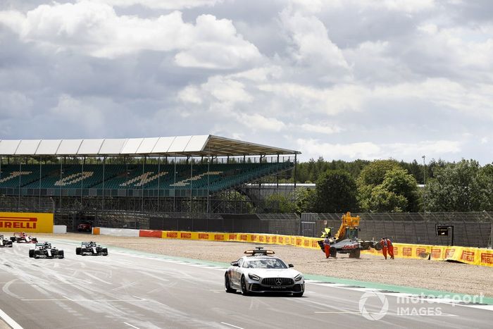 El Safety Car y el pelotón pasan el accidente de Kevin Magnussen, Haas VF-20