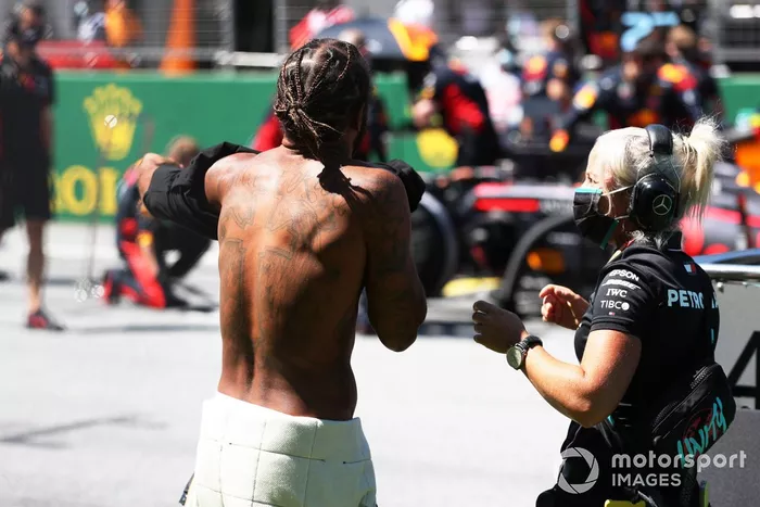 Lewis Hamilton, Mercedes-AMG Petronas F1, sulla griglia di partenza