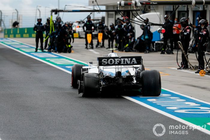 Nicholas Latifi, Williams FW43, entra en los pits con un pinchazo trasero