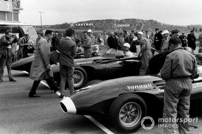 Tony Brooks, Vanwall VW7,  Stirling Moss, Vanwall VW10 y Stuart Lewis-Evans, Vanwall VW5, en la parrilla previo al inicio