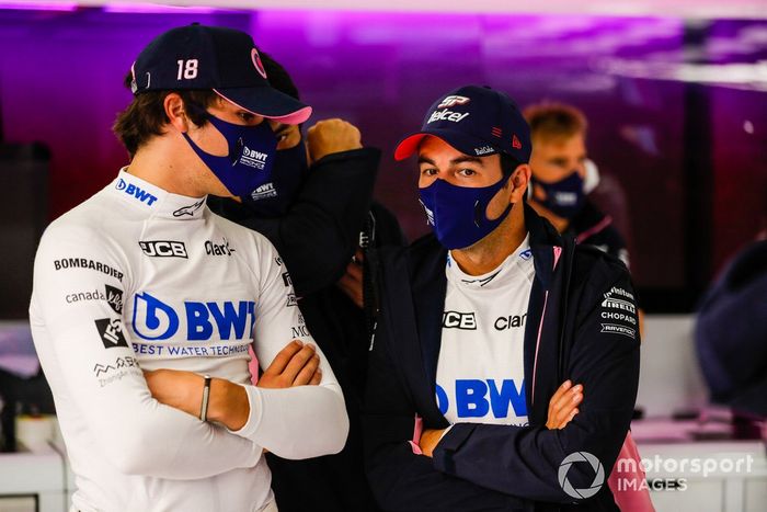 Lance Stroll, Racing Point, parla con Sergio Perez, Racing Point nel garage della squadra