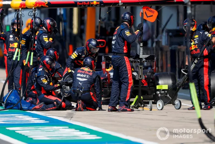Max Verstappen, Red Bull Racing RB16, en pits