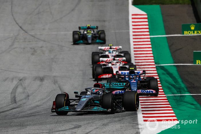 George Russell, Mercedes W13, Esteban Ocon, Alpine A522, Kevin Magnussen, Haas VF-22, Mick Schumacher, Haas VF-22