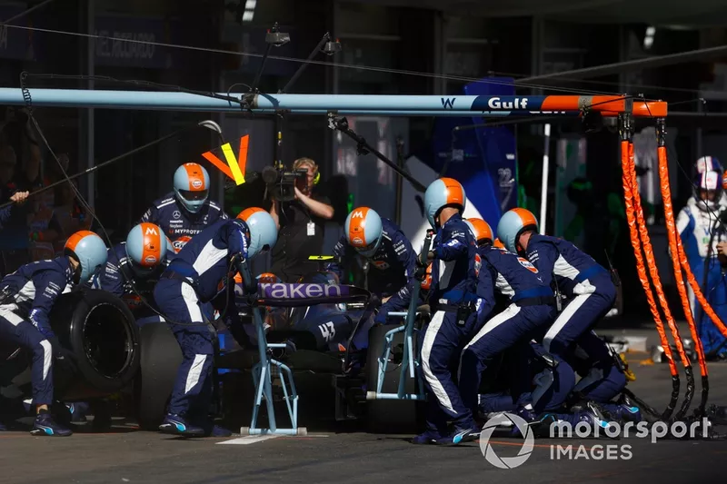 Franco Colapinto, Williams FW46, fait un arrêt au stand