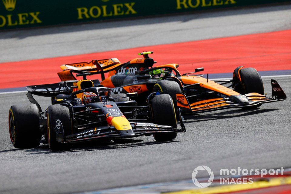 Max Verstappen, Red Bull Racing RB20, lucha con Lando Norris, McLaren MCL38
