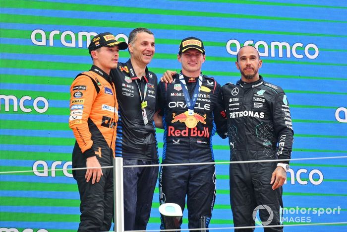 Lando Norris, McLaren F1 Team, 2ª posición, el delegado del trofeo Red Bull, Max Verstappen, Red Bull Racing, 1ª posición, Lewis Hamilton, Mercedes-AMG F1 Team, 3ª posición, en el podio.