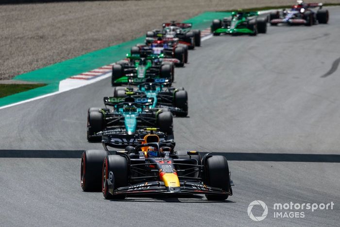 Sergio Pérez, Red Bull Racing RB20, Fernando Alonso, Aston Martin AMR24, Lance Stroll, Aston Martin AMR24