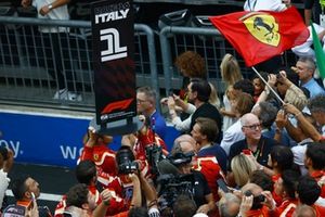 Membros da equipa Ferrari festejam na cerimónia do pódio