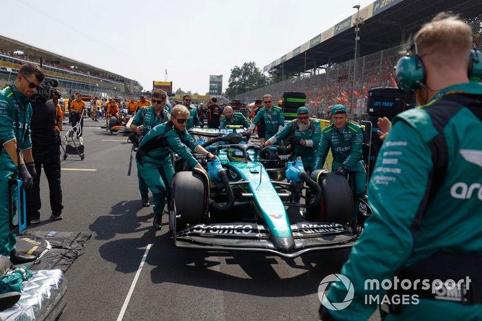 Fernando Alonso, Aston Martin AMR24, en la parrilla de salida 