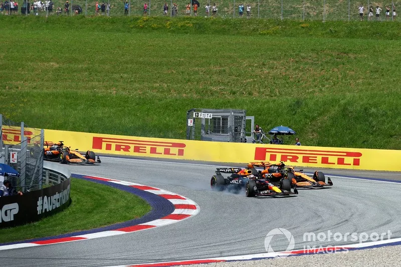 Max Verstappen, Red Bull Racing RB20, verrouille avec Lando Norris, McLaren MCL38 juste derrière.