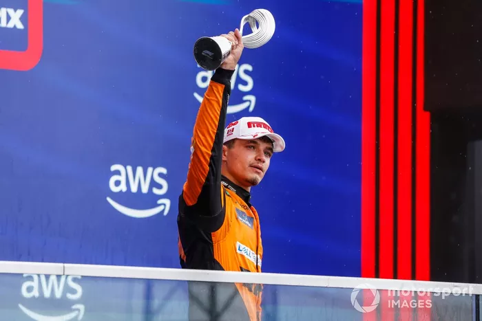 Lando Norris, McLaren F1 Team, 2e position, soulève son trophée