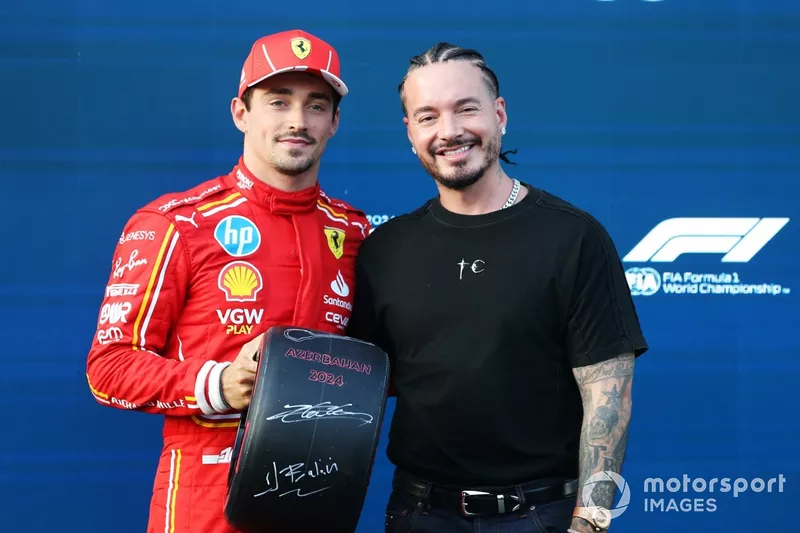J Balvin remet à Charles Leclerc, Scuderia Ferrari, le Pirelli Pole Position Award 