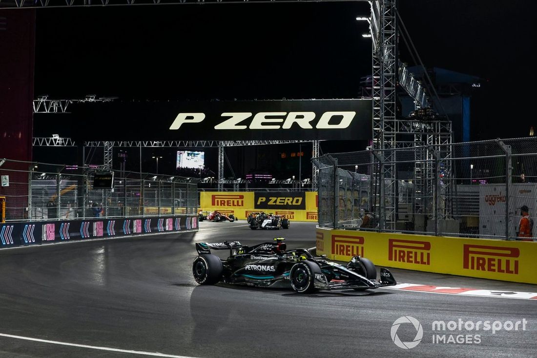 Lewis Hamilton, Mercedes F1 W14, Daniel Ricciardo, AlphaTauri AT04