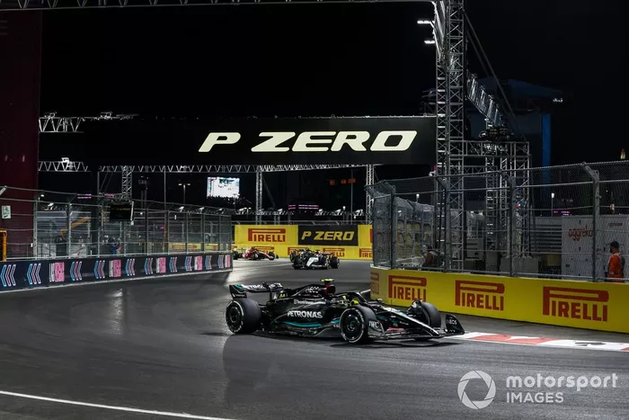 Lewis Hamilton, Mercedes F1 W14, Daniel Ricciardo, AlphaTauri AT04
