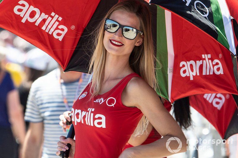 Chica de la parrilla.