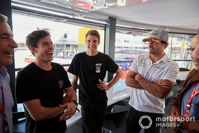 Los pilotos de MotoGP Alex y Marc Márquez con Carlos Sainz Jr, McLaren