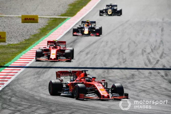 Sebastian Vettel, Ferrari SF90, lidera Charles Leclerc, Ferrari SF90, y Pierre Gasly, Red Bull Racing RB15