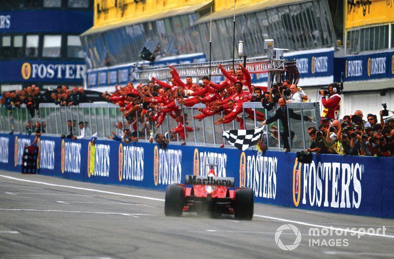 Ganador de la carrera Michael Schumacher, Ferrari F2002, toma la bandera a cuadros
