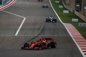 Charles Leclerc, Ferrari SF90, voor Lewis Hamilton, Mercedes AMG F1 W10