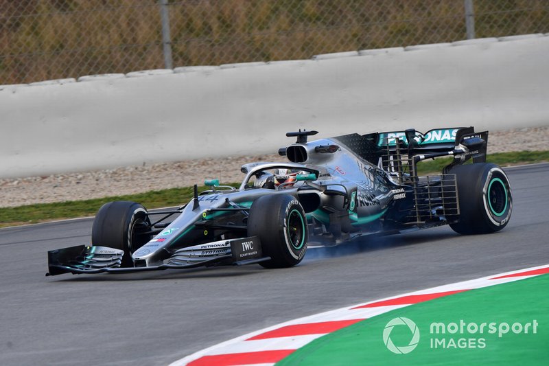 Lewis Hamilton, Mercedes-AMG F1 W10 EQ Power+ fa un bloccaggio