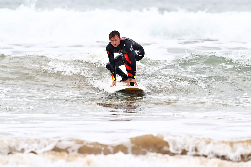 Pierre Gasly surfeando en Torquay