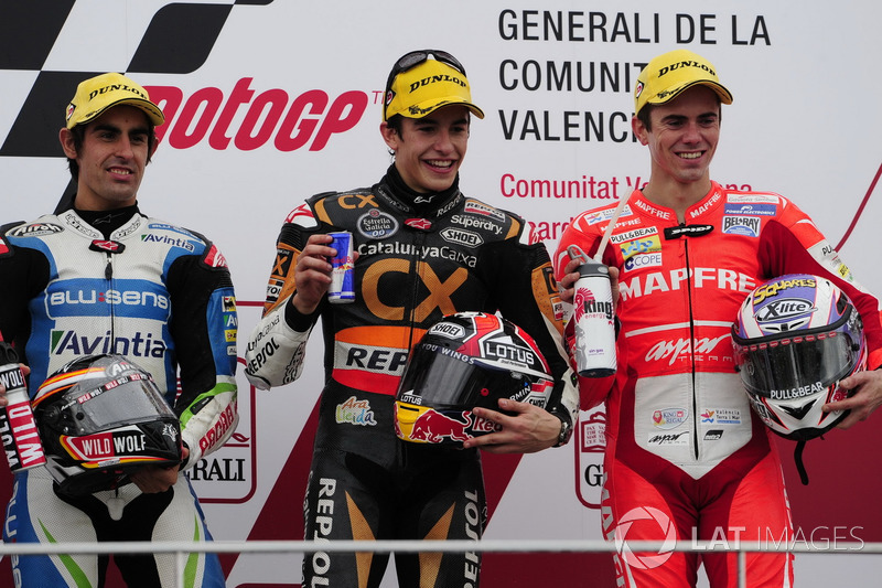 Podium: tweede plaats Julián Simón, racewinnaar Marc Marquez, derde plaats Nicolás Terol