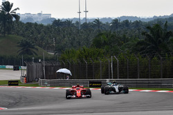 Kimi Raikkonen, Ferrari SF70H et Valtteri Bottas, Mercedes-Benz F1 W08
