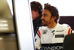 Фернандо Алонсо, McLaren, вивчає дані у боксах