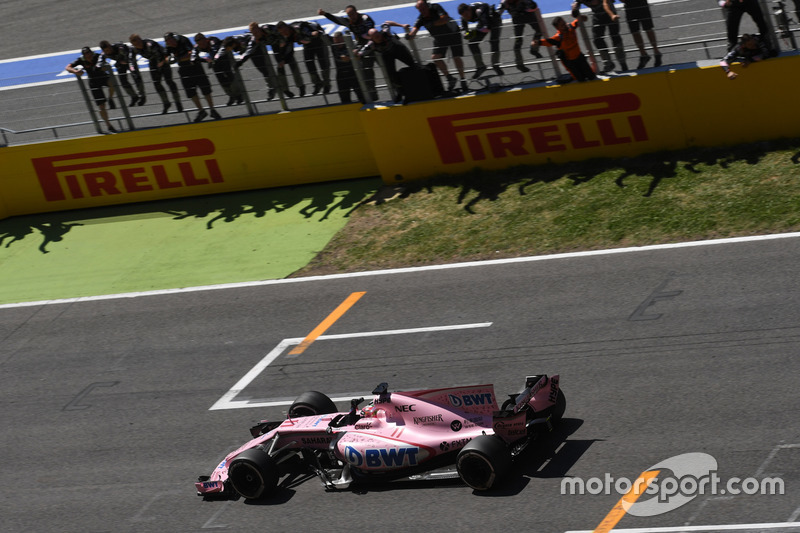 Sergio Perez, Sahara Force India VJM10, überquert die Ziellinie