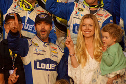 Sieger und Champion 2016: Jimmie Johnson, Hendrick Motorsports, Chevrolet, mit Ehefrau Chandra und T