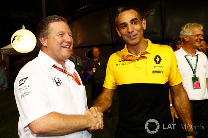 Zak Brown, Director Ejecutivo de McLaren Technology Group, Cyril Abiteboul, Director General de Renault Sport F1 Team se laudan en el paddock