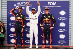 Ganador de la pole Lewis Hamilton, Mercedes AMG F1, segundo puesto Max Verstappen, Red Bull Racing y