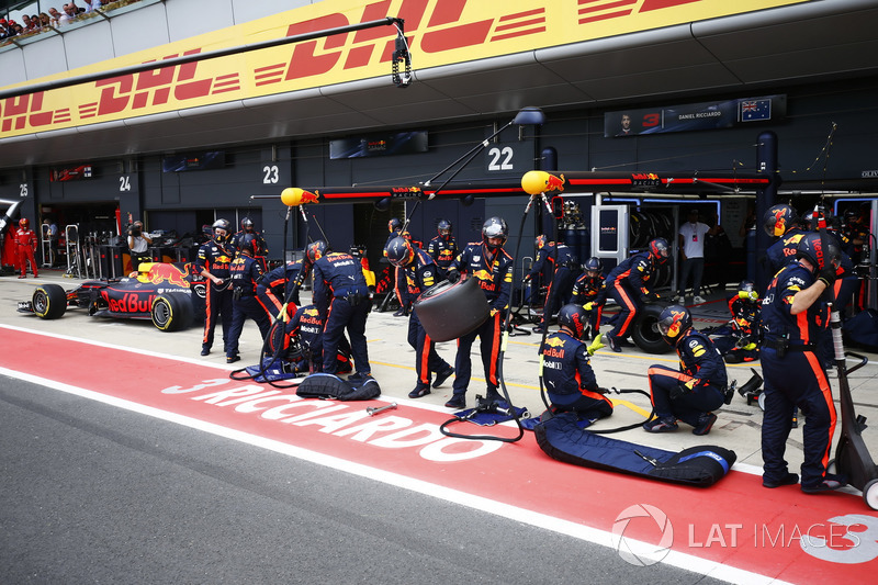 Max Verstappen, Red Bull Racing RB13, effettua il suo primo pit stop