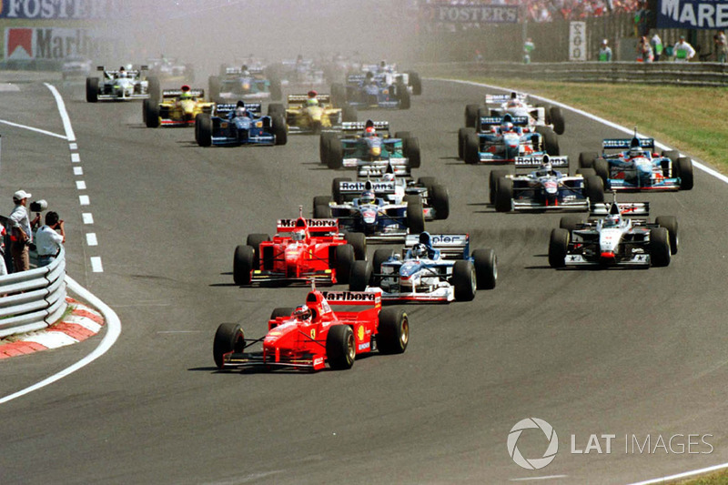 Start zum GP Ungarn 1997 auf dem Hungaroring in Budapest: Michael Schumacher, Ferrari F310B, führt