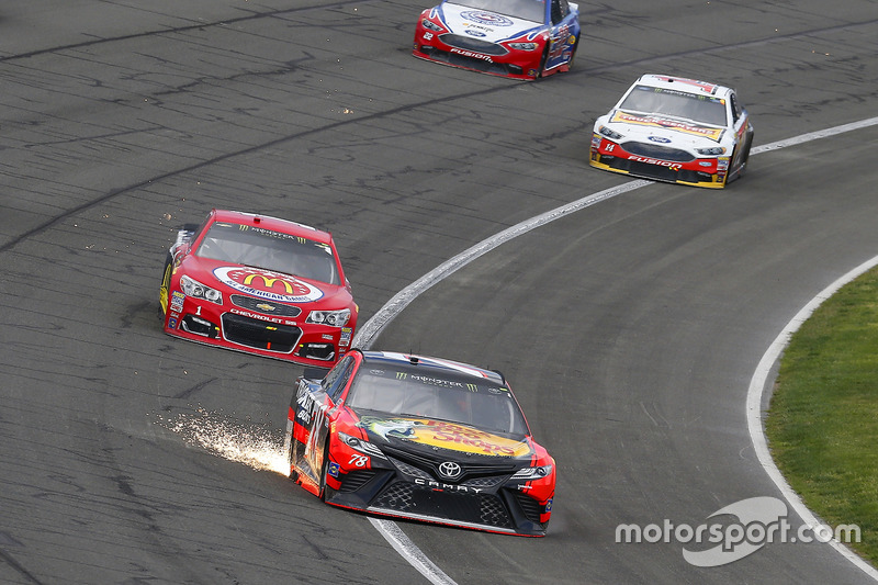 Martin Truex Jr., Furniture Row Racing Toyota y Jamie McMurray, Chip Ganassi Racing Chevrolet